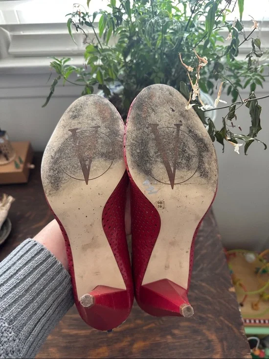 Vintage Red High Heel Pumps with Multicolor Accent - Picture 5 of 6